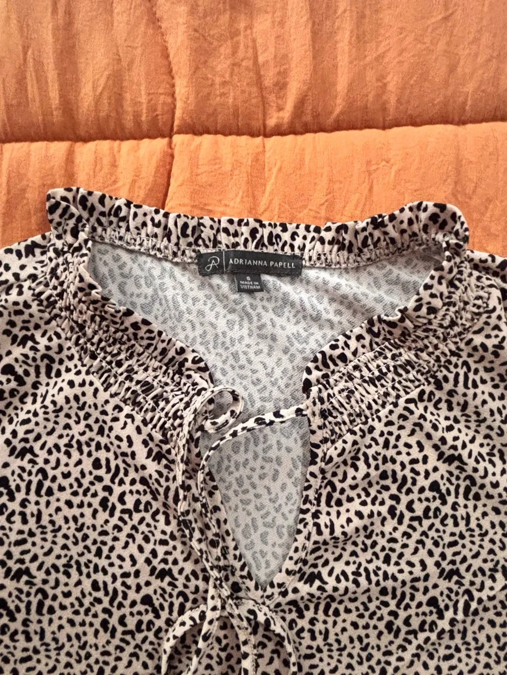 Adrianna Papell Cream and Black Printed V-Neck Blouse 👚